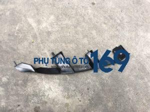 Nẹp cài đèn pha phải Mazda Bt50 Nẹp cài đèn pha phải Mazda Bt50