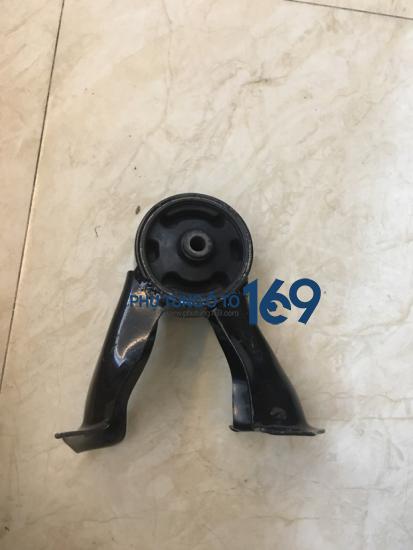 Chân máy trước Mitsubishi Lancer Chân máy trước Mitsubishi Lancer