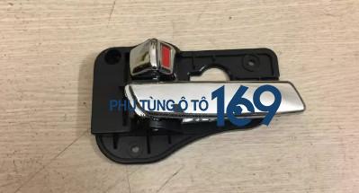 Tay mở cửa trong Kia Carens Tay mở cửa trong Kia Carens