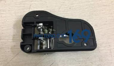 Tay mở cửa trong Kia Carens Tay mở cửa trong Kia Carens