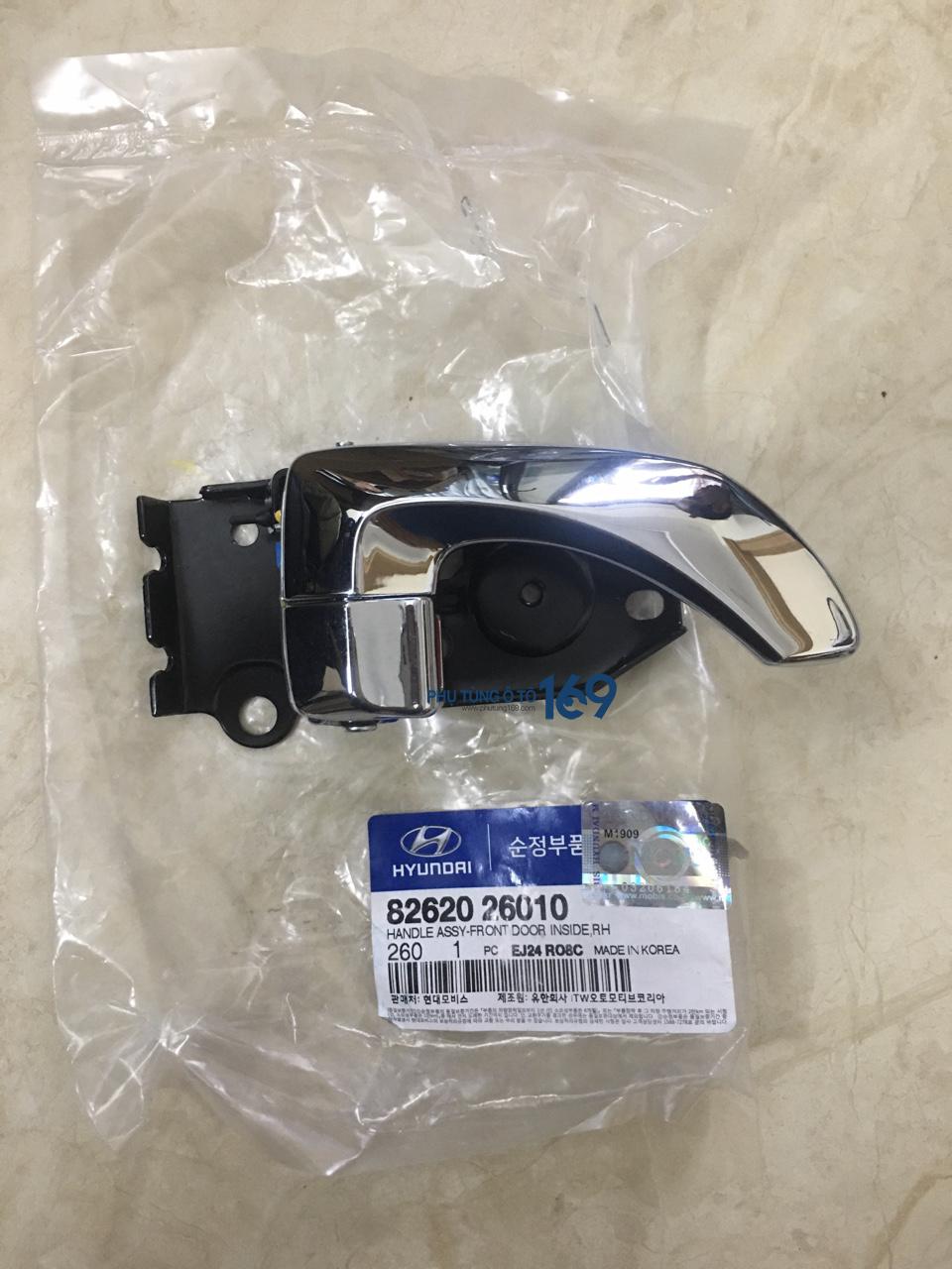 Tay mở cửa trong Hyundai Santafe gold  Tay mở cửa trong Hyundai Santafe gold