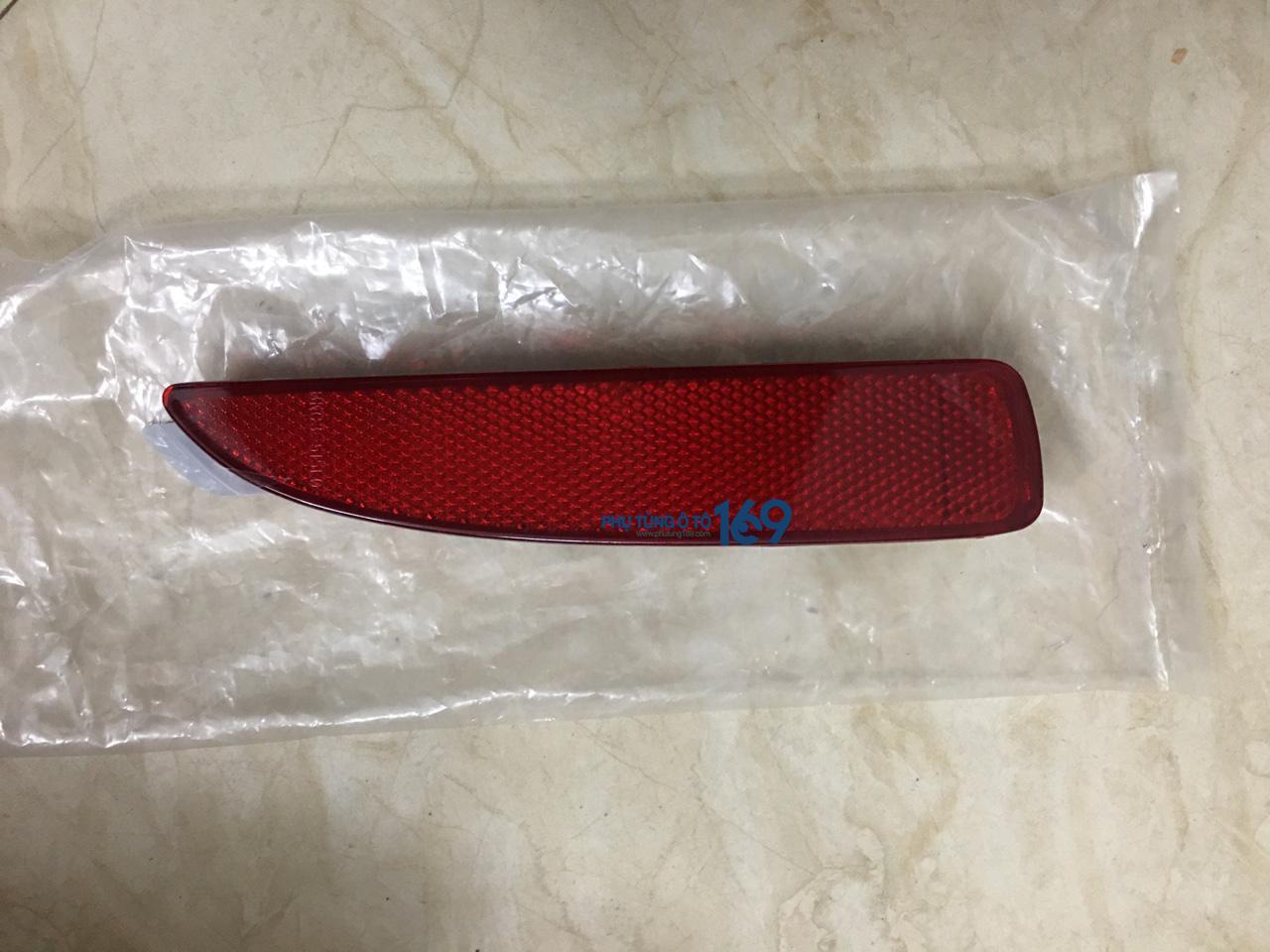 Phản quang cản sau phải Mazda 3 Phản quang cản sau phải Mazda 3