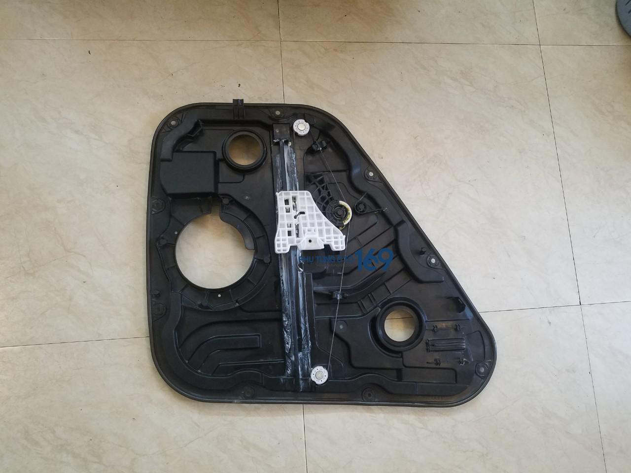 Compa lên kính sau trái Hyundai Tucson Compa lên kính sau trái Hyundai Tucson