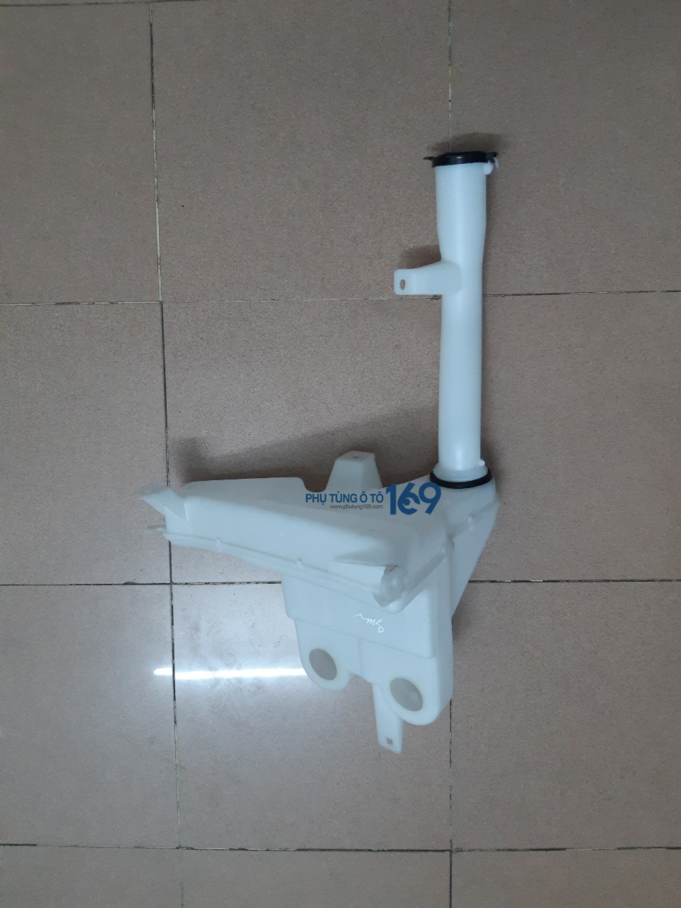 Bình nước rửa kính Toyota Fortuner Bình nước rửa kính Toyota Fortuner