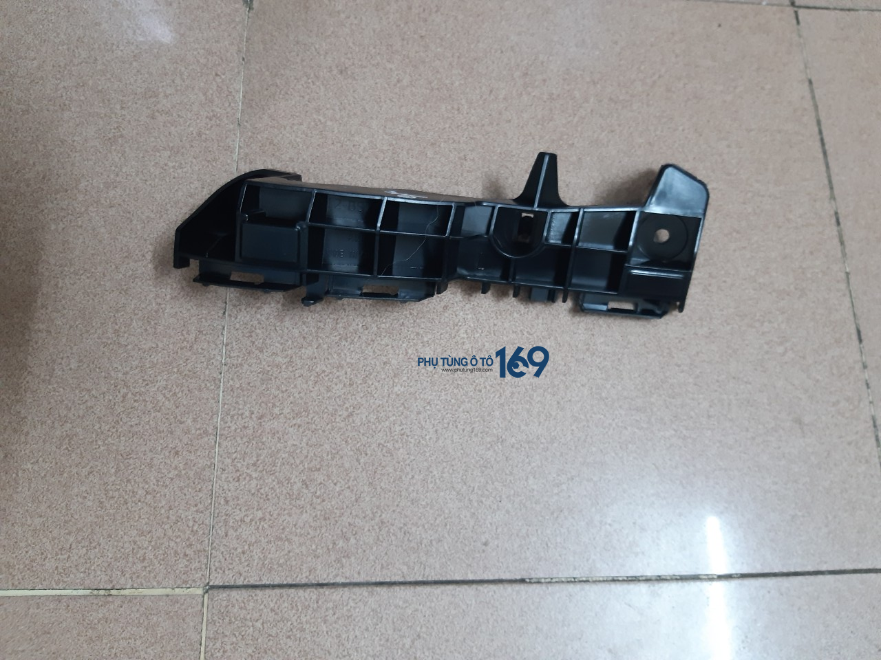 Bát cản trước Toyota Fortuner Bát cản trước Toyota Fortuner