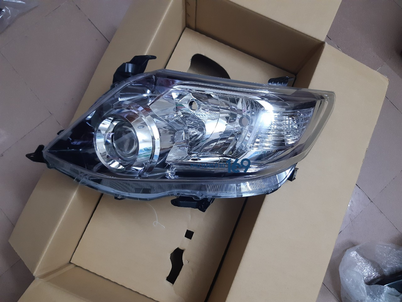 Đèn pha trái Toyota Fortuner Đèn pha trái Toyota Fortuner