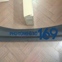 Ốp chân kính chắn gió Chevrolet Colorado