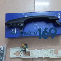 Tay mở cửa ngoài trước lái Hyundai Tucson