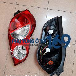 Đèn hậu phải Chevrolet Spark Thuộc hệ thống chiếu sáng của ô tô và nằm ở vị trí phía sau hai bên. Đèn hậu giúp lái xe an toàn hơn trên mọi hành trình. Nó cảnh báo cho người đằng sau biết xe đang di chuyển hoặc rẽ phải hay trái.