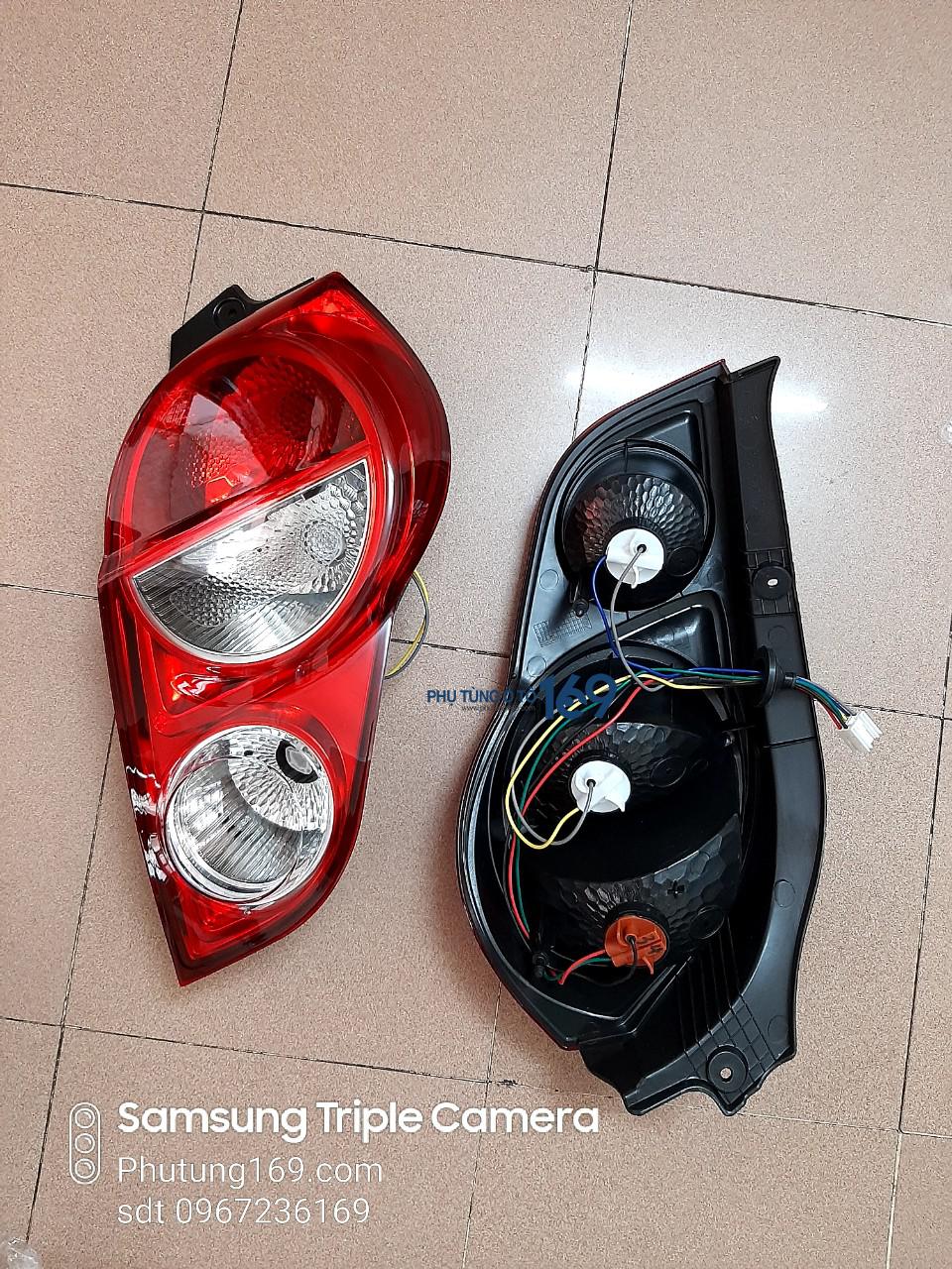 Đèn hậu phải Chevrolet Spark  Thuộc hệ thống chiếu sáng của ô tô và nằm ở vị trí phía sau hai bên. Đèn hậu giúp lái xe an toàn hơn trên mọi hành trình. Nó cảnh báo cho người đằng sau biết xe đang di chuyển hoặc rẽ phải hay trái. Đèn hậu phải Chevrolet Spark Thuộc hệ thống chiếu sáng của ô tô và nằm ở vị trí phía sau hai bên. Đèn hậu giúp lái xe an toàn hơn trên mọi hành trình. Nó cảnh báo cho người đằng sau biết xe đang di chuyển hoặc rẽ phải hay trái.