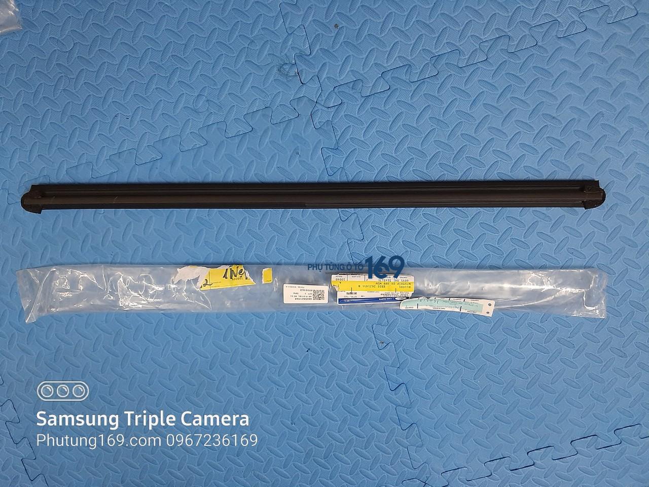 Nẹp chân kính cánh cửa trong phải Ford Ranger Nẹp chân kính cánh cửa trong phải Ford Ranger