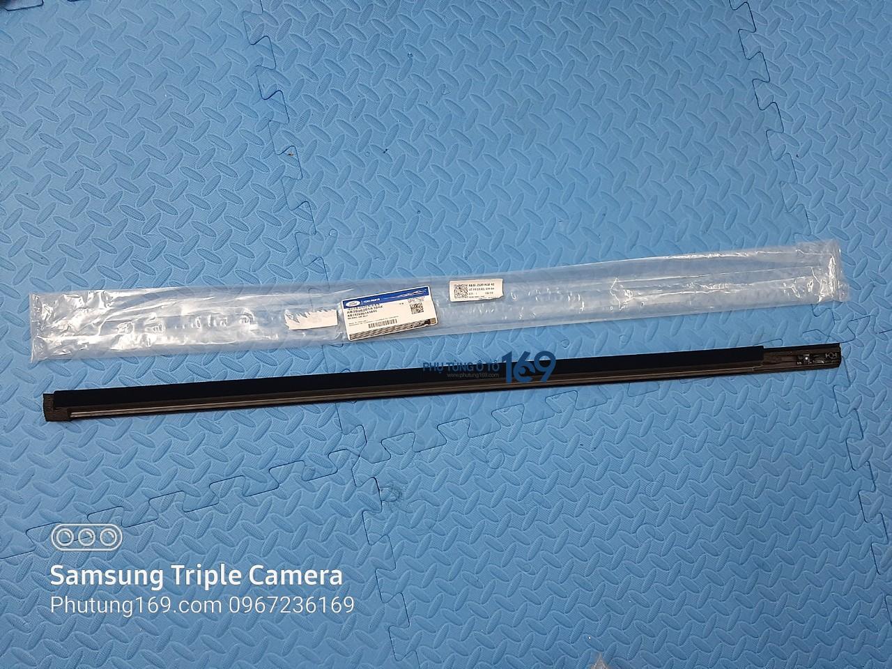 Nẹp chân kính cánh cửa ngoài phải Ford Ranger Nẹp chân kính cánh cửa ngoài phải Ford Ranger