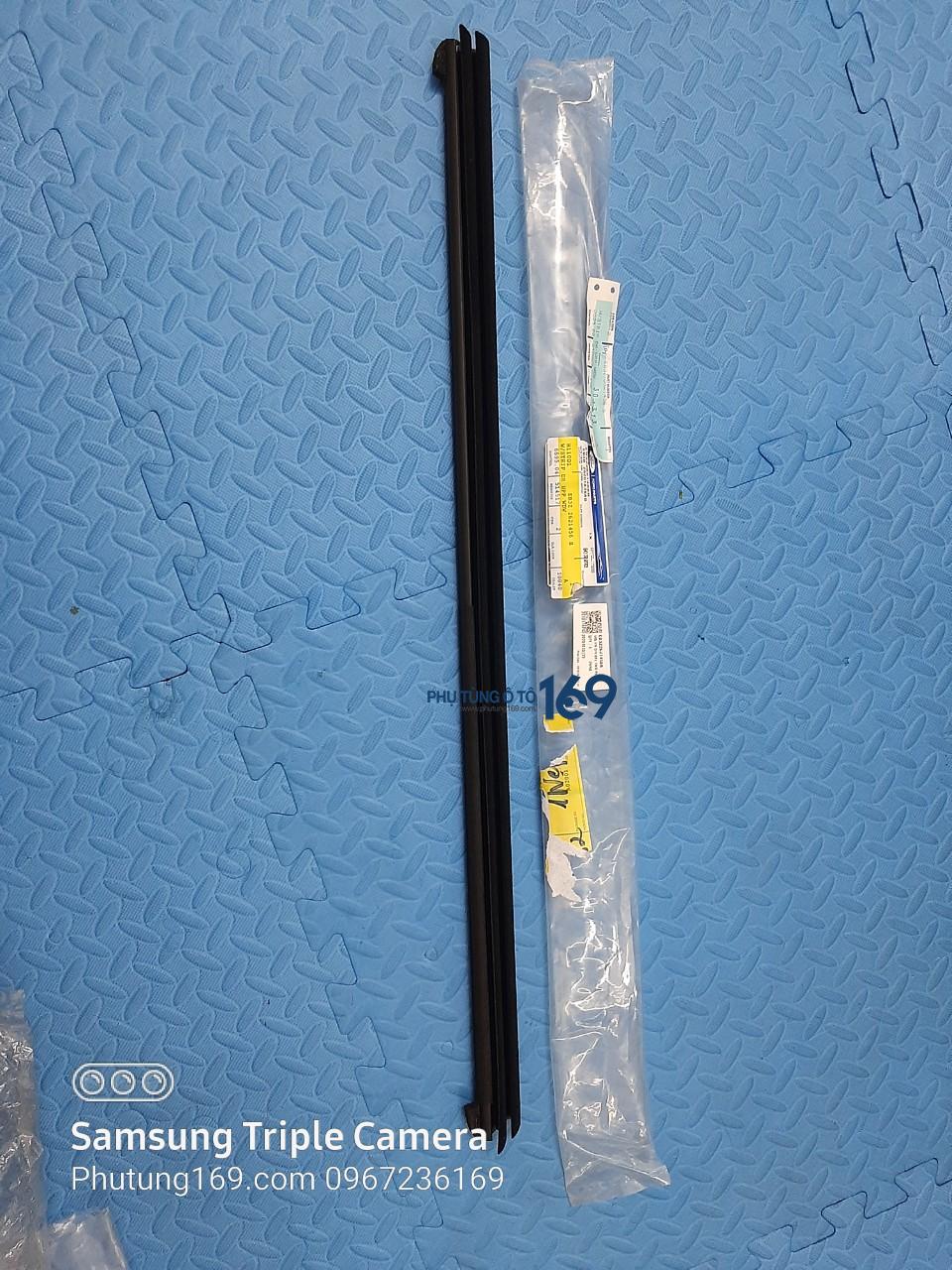 Nẹp chân kính cánh cửa trong phải Ford Ranger Nẹp chân kính cánh cửa trong phải Ford Ranger