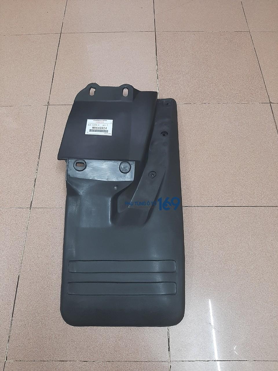 Chắn bùn bánh sau phải Mitsubishi Pajero V6300 Chắn bùn bánh sau phải Mitsubishi Pajero V6300