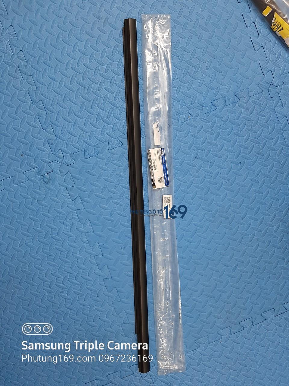 Nẹp chân kính cánh cửa ngoài phải Ford Ranger Nẹp chân kính cánh cửa ngoài phải Ford Ranger