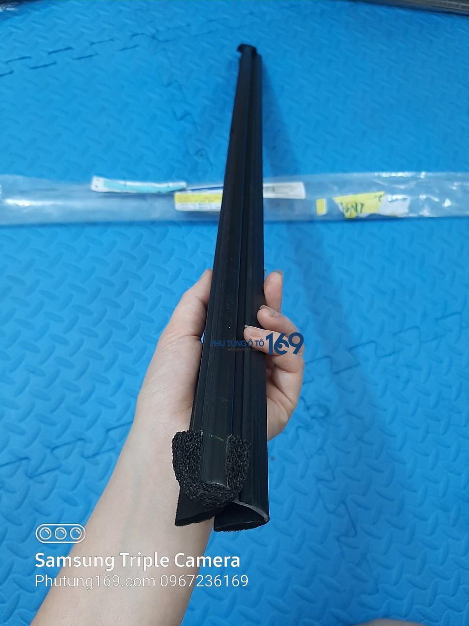 Nẹp chân kính cánh cửa trong phải Ford Ranger Nẹp chân kính cánh cửa trong phải Ford Ranger