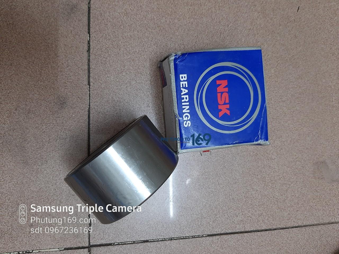 Bi may ơ xe ô tô Bi may ơ liên kết các bánh xe với moay ơ, bánh xe với khung xe. Nếu trong trường hợp khi bi moay ơ liên kết với bánh xe không tốt. Sẽ khiến cho xe bị mất thăng bằng do các ốc bánh xe lỏng. Ổ bị bánh xe sau một thời gian sử dụng không thể tránh hiện tượng bị hao mòn. Như vậy, sẽ làm cho cụm moay ơ ô tô liên kết vói bánh xe bị lỏng lẻo và lắc lư mạnh khi di chuyển. Phát ra tiếng kêu ồn và lạ gây khó chịu cho người lái cũng như các phương tiện xung quanh. Đặc biệt, người lái xe cảm thấy thiếu an toàn. Mất kiểm soát khi xe di chuyển qua các khu vực thiếu an toàn hay đoạn đường gồ ghề dễ mất phương hướng. Bi may ơ xe ô tô Bi may ơ liên kết các bánh xe với moay ơ, bánh xe với khung xe. Nếu trong trường hợp khi bi moay ơ liên kết với bánh xe không tốt. Sẽ khiến cho xe bị mất thăng bằng do các ốc bánh xe lỏng. Ổ bị bánh xe sau một thời gian sử dụng không thể tránh hiện tượng bị hao mòn. Như vậy, sẽ làm cho cụm moay ơ ô tô liên kết vói bánh xe bị lỏng lẻo và lắc lư mạnh khi di chuyển. Phát ra tiếng kêu ồn và lạ gây khó chịu cho người lái cũng như các phương tiện xung quanh. Đặc biệt, người lái xe cảm thấy thiếu an toàn. Mất kiểm soát khi xe di chuyển qua các khu vực thiếu an toàn hay đoạn đường gồ ghề dễ mất phương hướng.