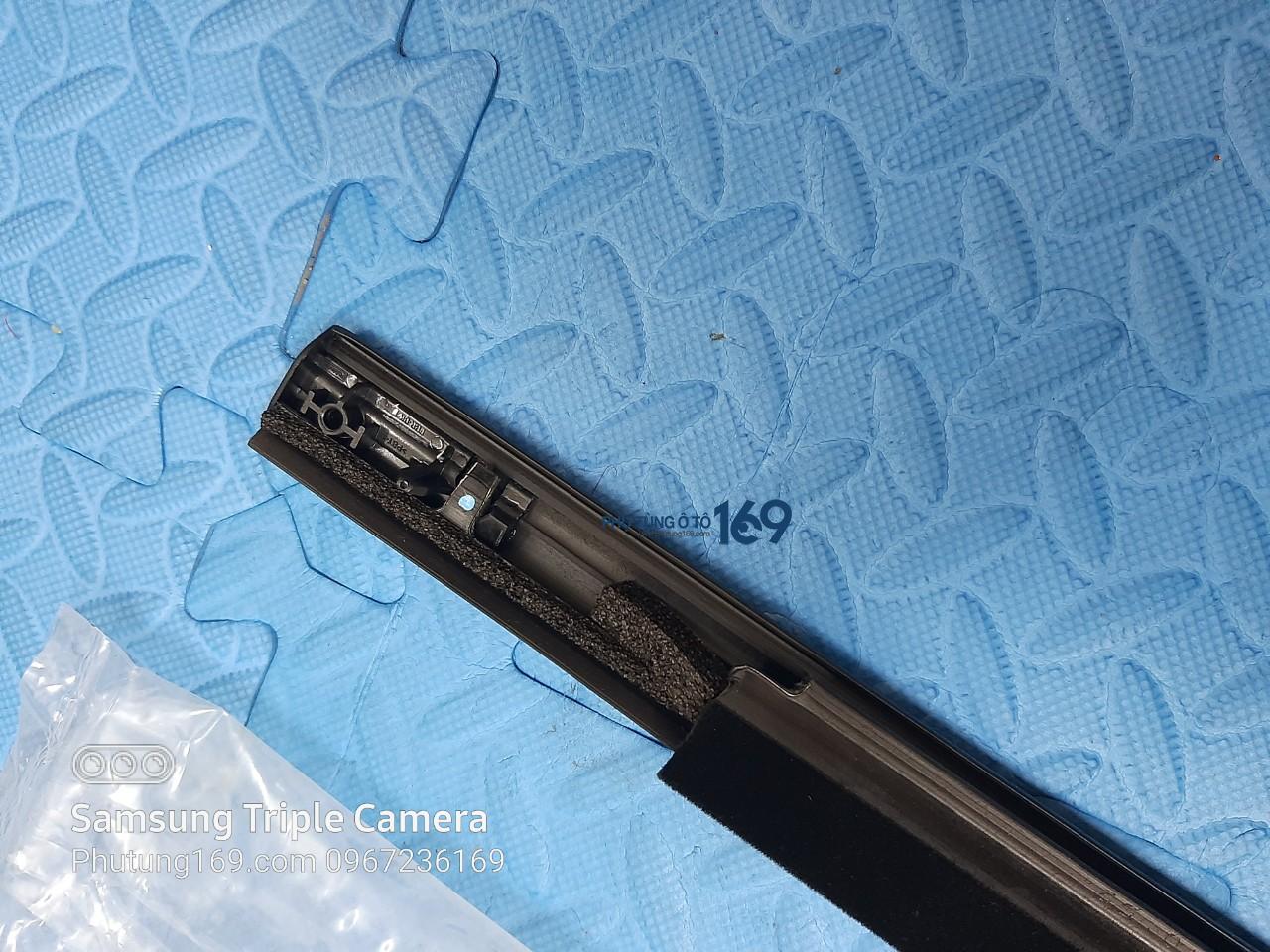 Nẹp chân kính cánh cửa ngoài phải Ford Ranger Nẹp chân kính cánh cửa ngoài phải Ford Ranger