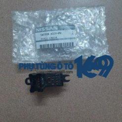 Công tắc lên kính trước phải Nissan Navara