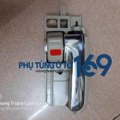 Tay mở trong trái Toyota Fortuner