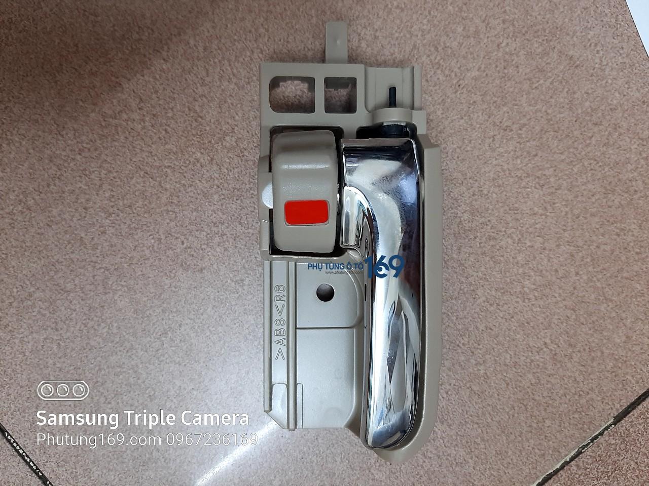 Tay mở trong trái Toyota Fortuner Tay mở trong trái Toyota Fortuner