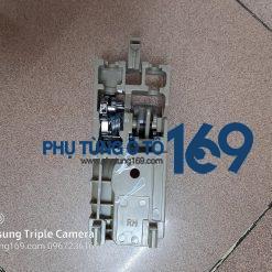 Tay mở trong trái Toyota Fortuner