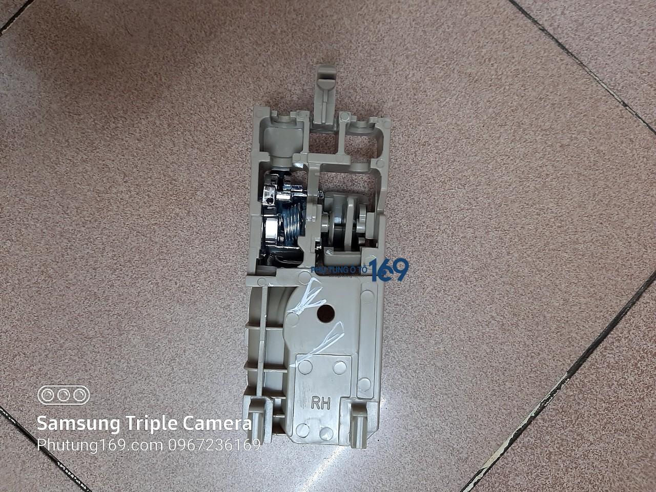 Tay mở trong trái Toyota Fortuner Tay mở trong trái Toyota Fortuner