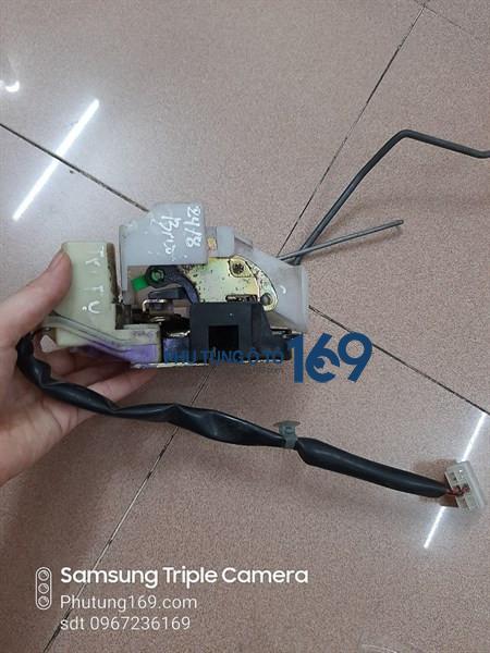 Khóa ngậm trước phải Mazda 626 Khóa ngậm trước phải Mazda 626