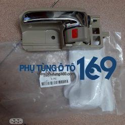 Tay mở trong trái Toyota Fortuner