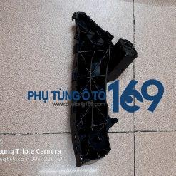 Phe cài cản trước xe ô tô Được sản xuất bằng vật liệu nhựa cứng cao cấp trên dây chuyển công nghệ hiện đại. Nẹp cài cản trước có nhiệm vụ chính là giữ chặt cản trước ở một vị trí nhất định.