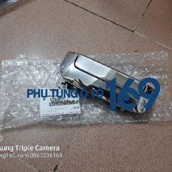 Tay mở cửa sau Triton