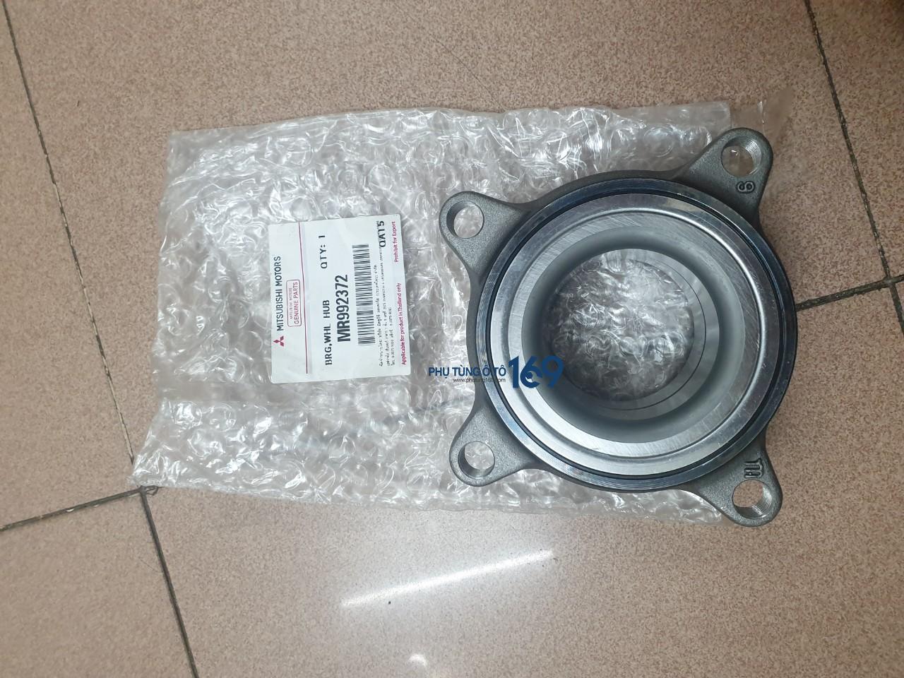 Bi may ơ trước Triton Bi may ơ trước Triton