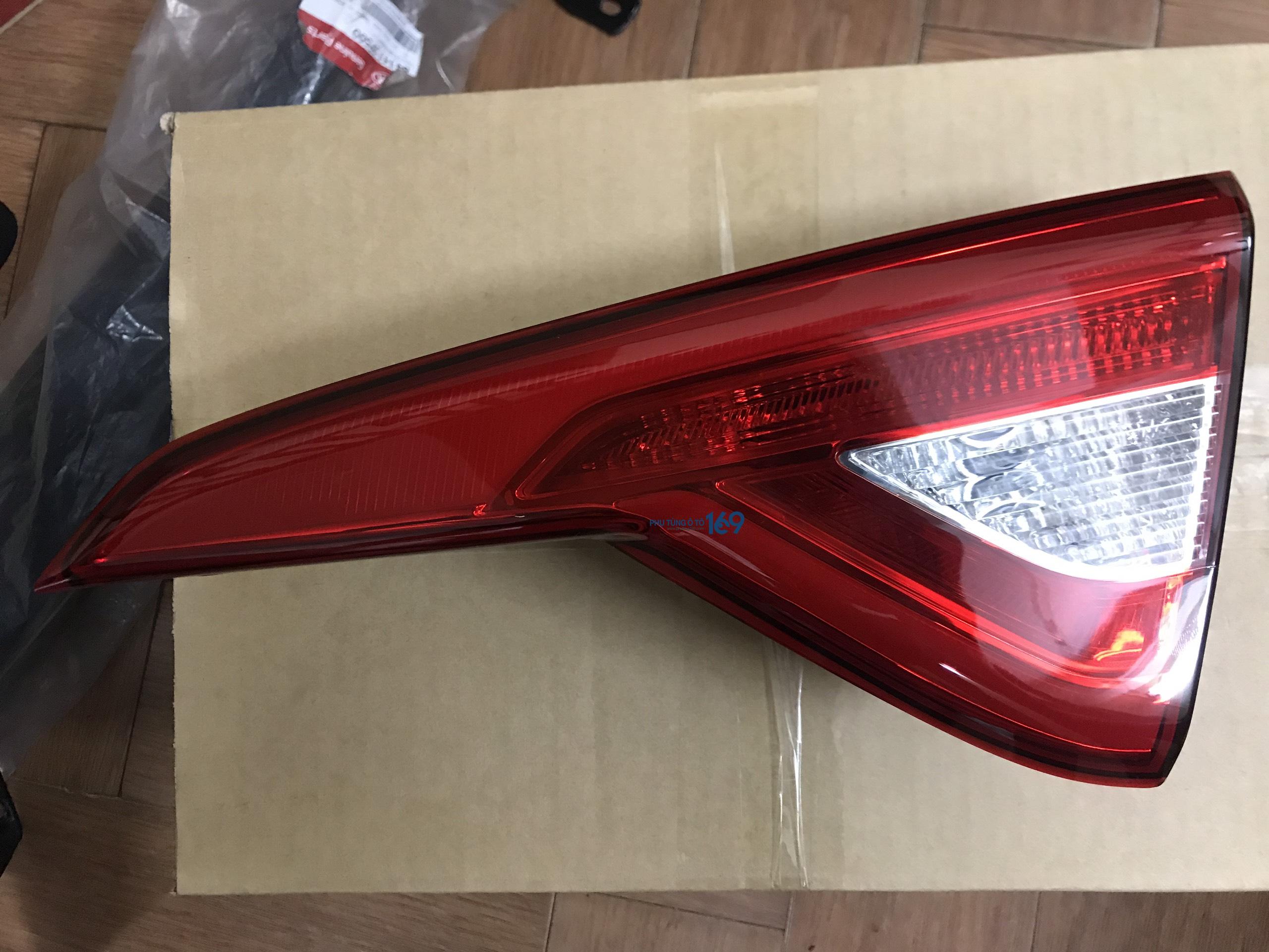 Đèn hậu miếng trong Sonata Đèn hậu miếng trong Sonata