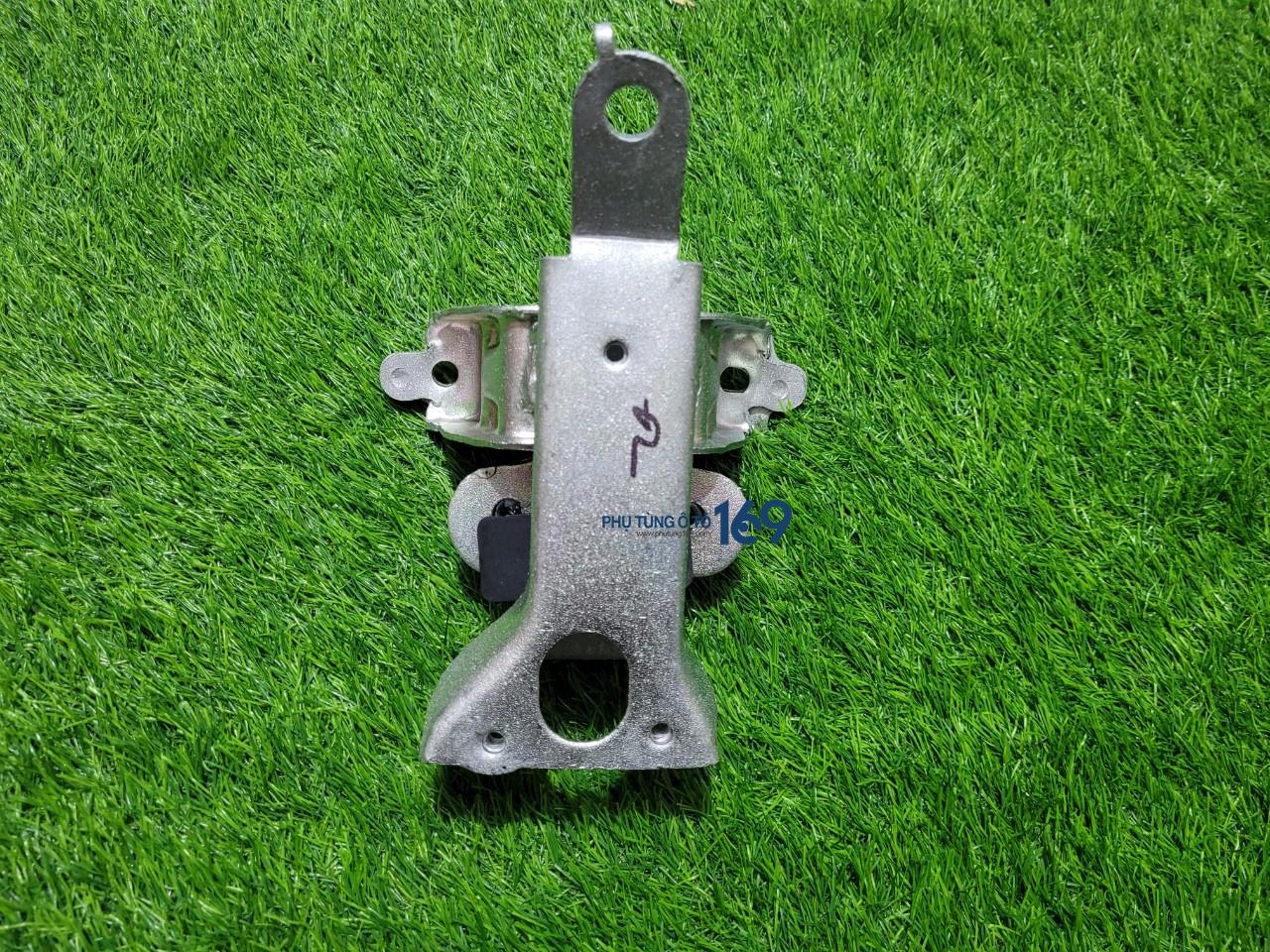 Chân máy phải Peugeot 107 Chân máy phải Peugeot 107