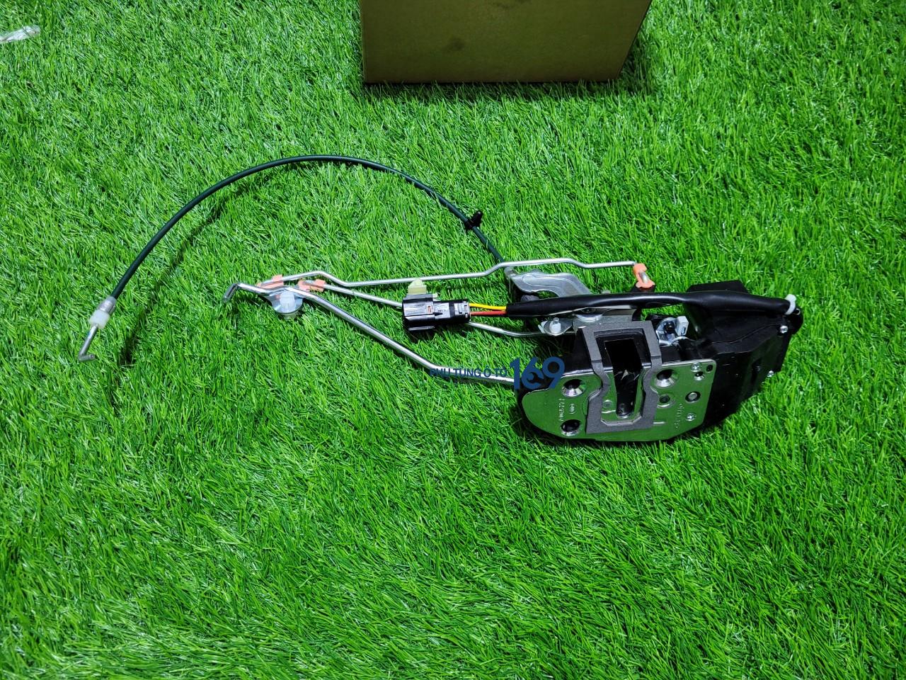 Khóa ngậm cửa trước lái Carnival Khóa ngậm cửa trước lái Carnival