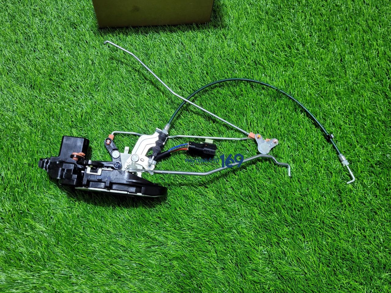 Khóa ngậm cửa trước lái Carnival Khóa ngậm cửa trước lái Carnival