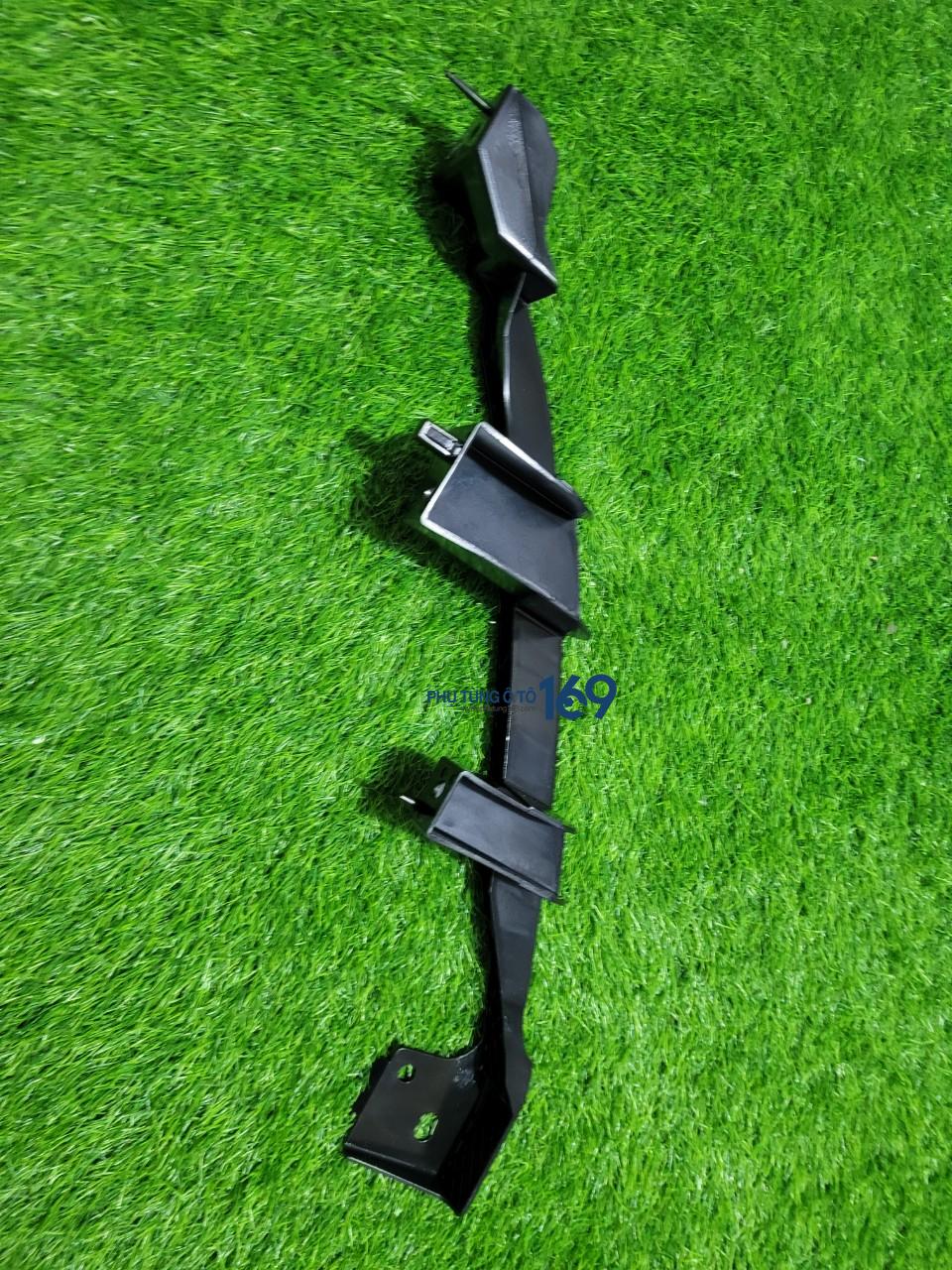 Phe cài đèn pha trái Bt50 Phe cài đèn pha trái Bt50