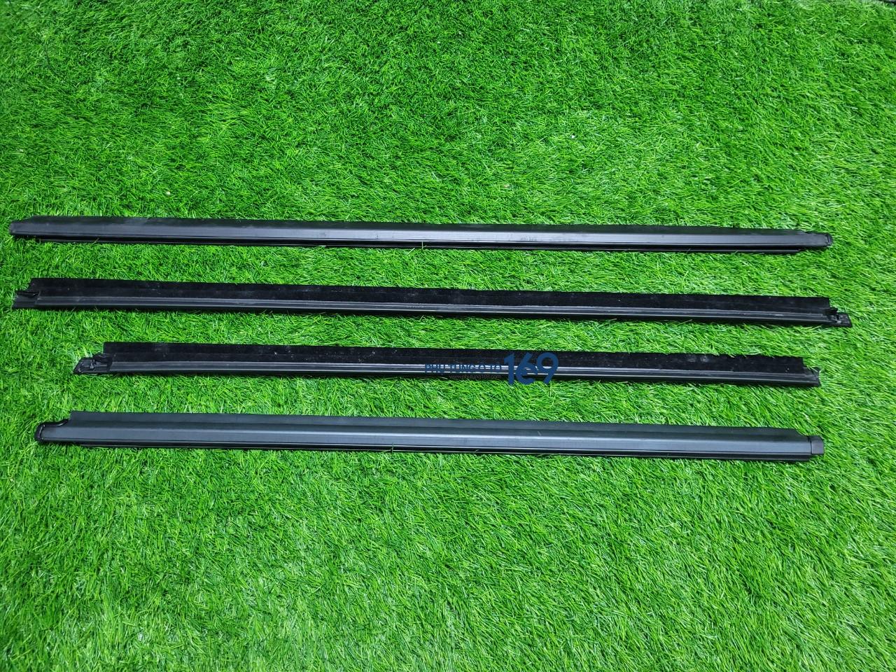 Nẹp chân kính sau trái Fortuner Nẹp chân kính sau trái Fortuner