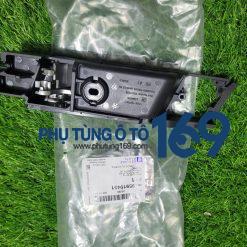 Tay mở cửa trong sau trái Captiva