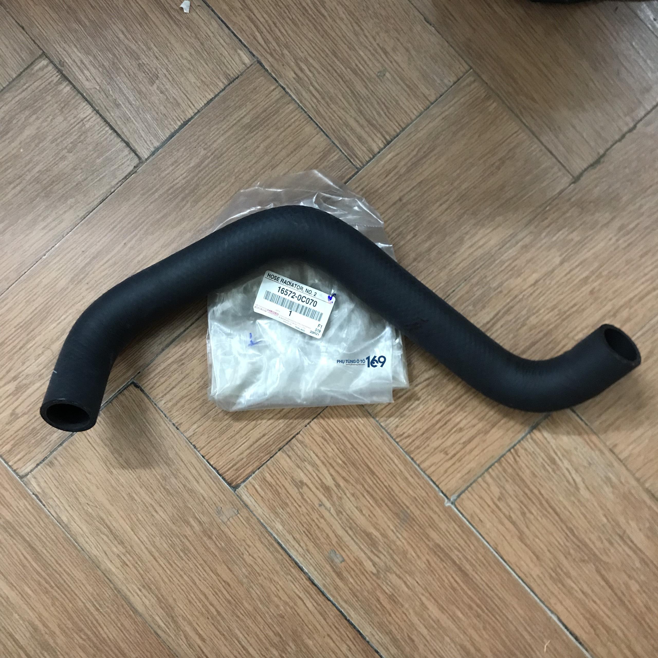 Ống nước vào két nước Fortuner Ống nước vào két nước Fortuner