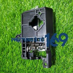 Tay mở cửa trong lái Avante