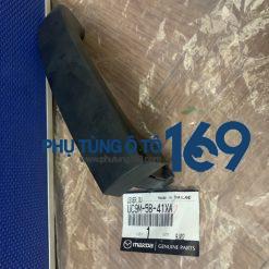 Tay mở cửa ngoài trước đen Ranger