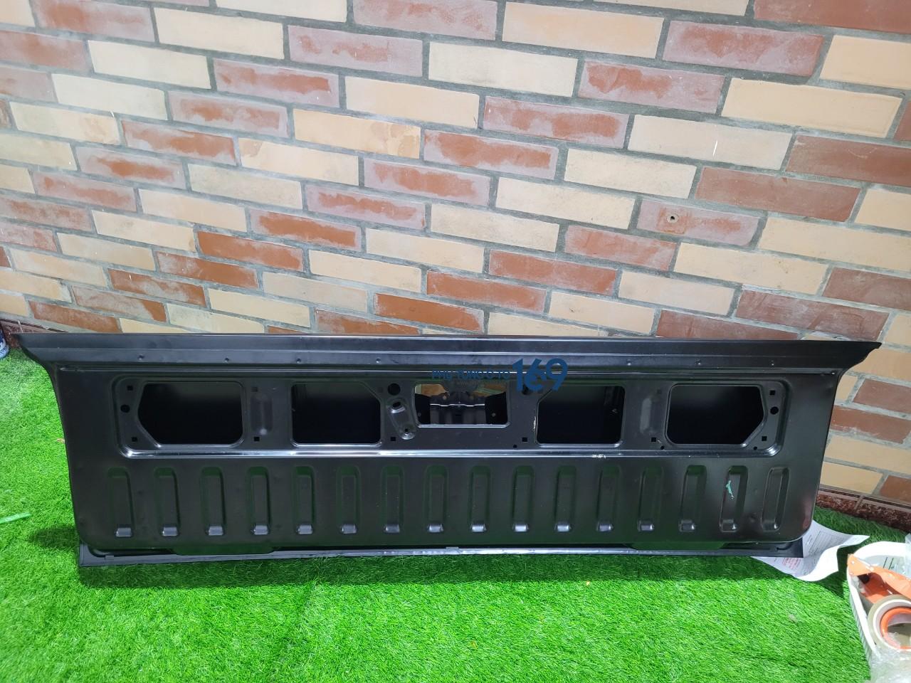 Nắp thùng sau Triton Nắp thùng sau Triton