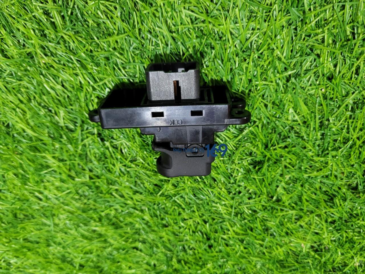 Công tắc lên kính sau I30 Công tắc lên kính sau I30