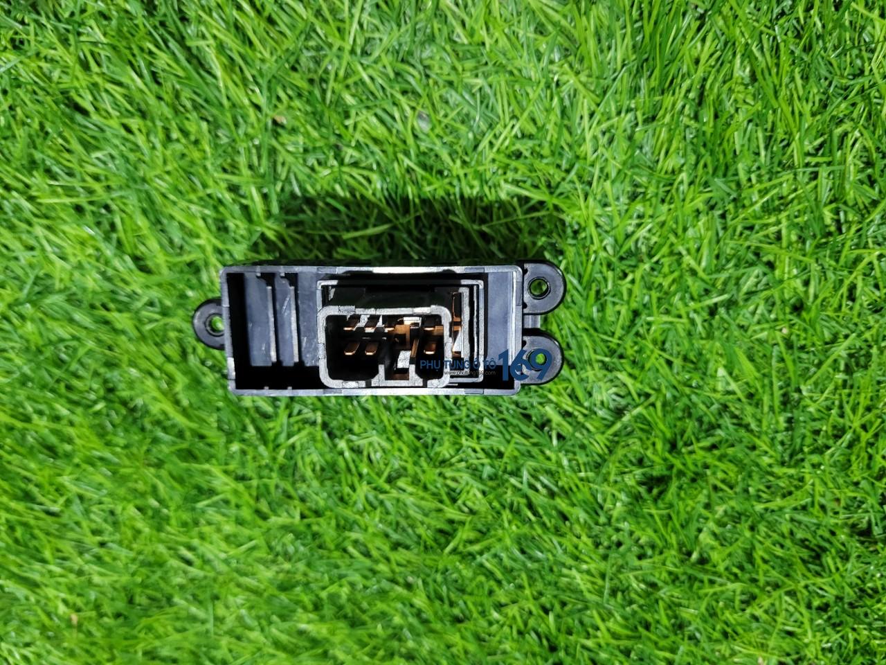 Công tắc lên kính sau I30 Công tắc lên kính sau I30