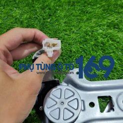 Compa lên kính trước Ranger