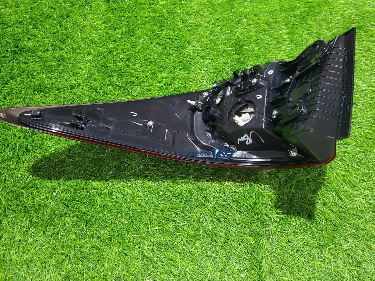 Đèn hậu miếng ngoài phải Fortuner Đèn hậu miếng ngoài phải Fortuner