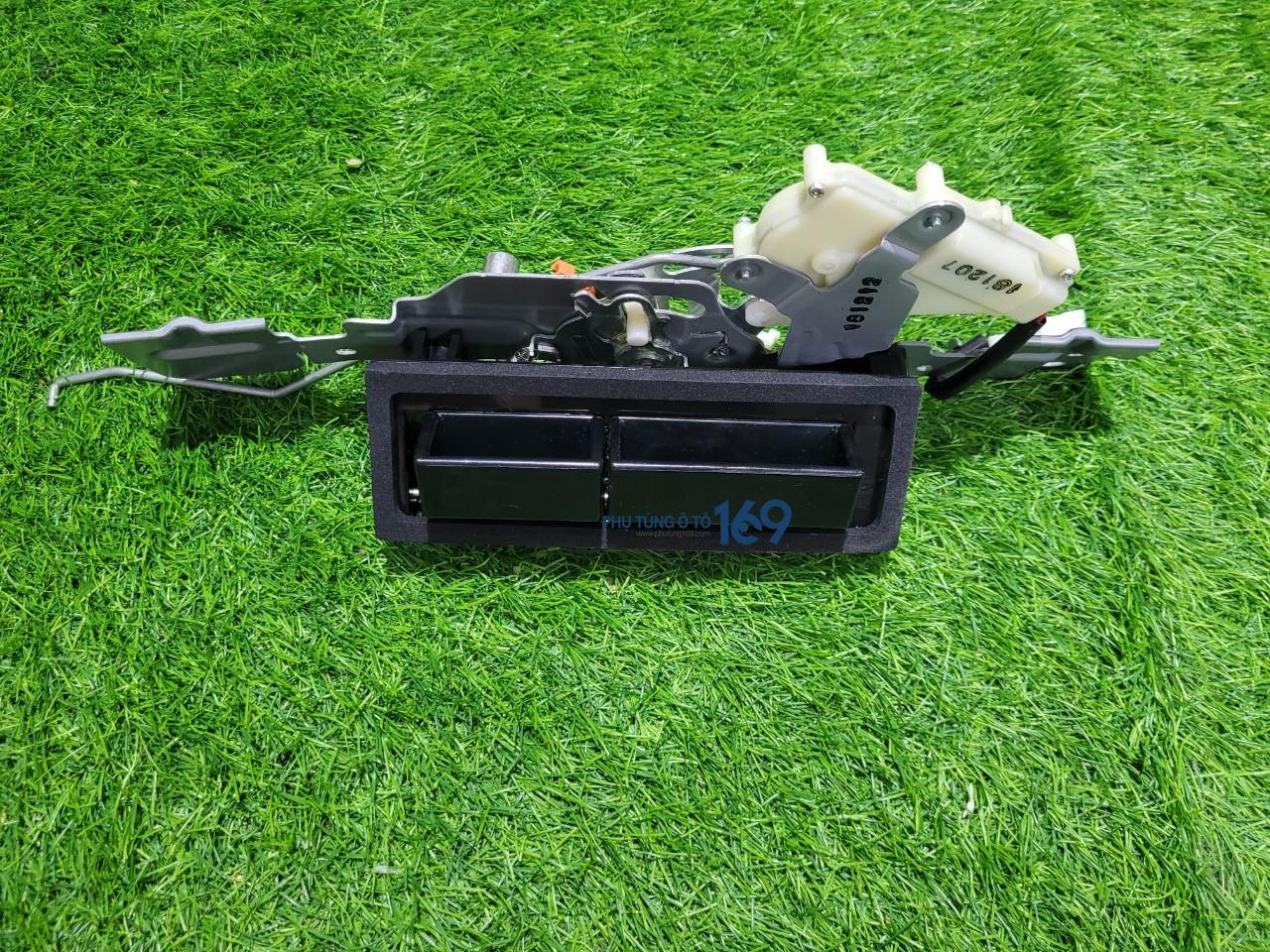 Tay mở cốp hậu Escape Tay mở cốp hậu Escape