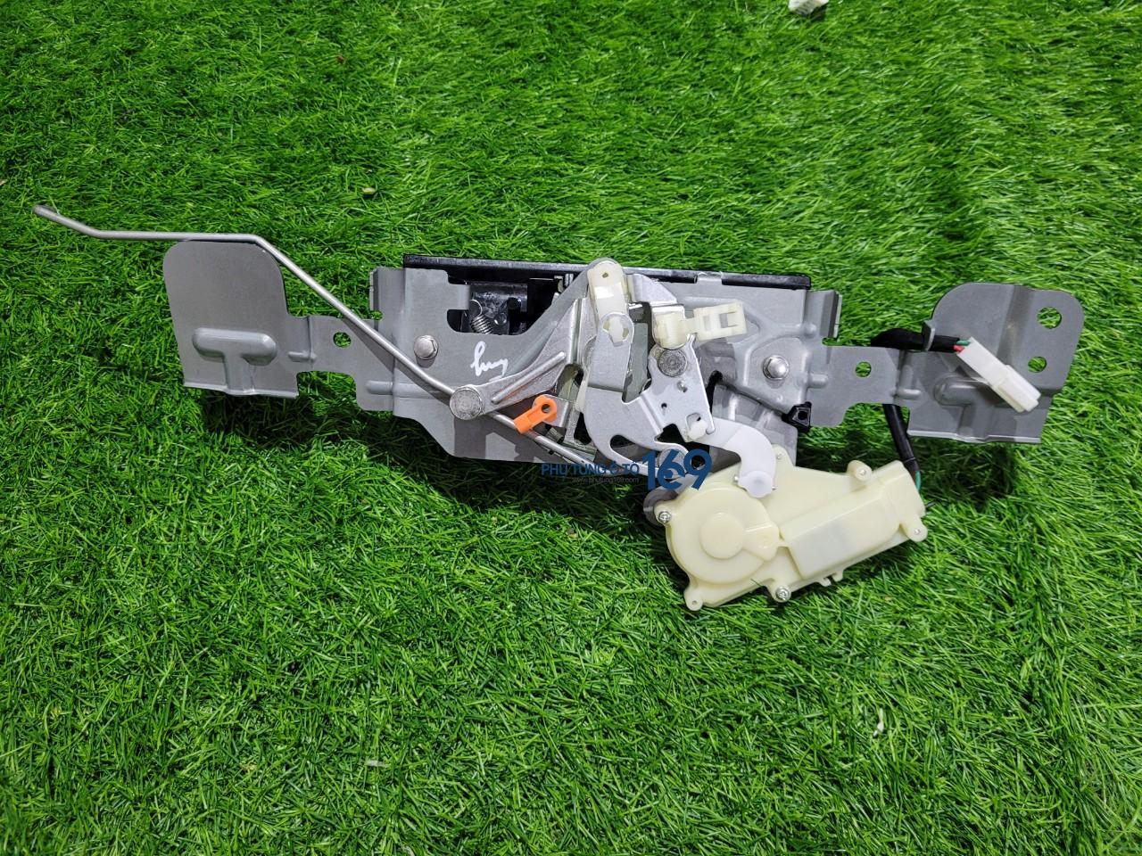 Tay mở cốp hậu Escape Tay mở cốp hậu Escape