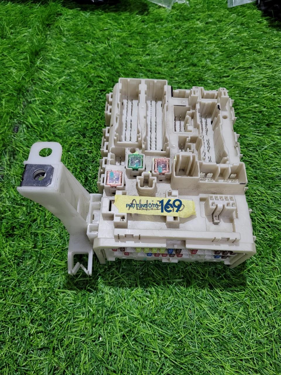 Hộp cầu chì trong xe Altis Hộp cầu chì trong xe Altis